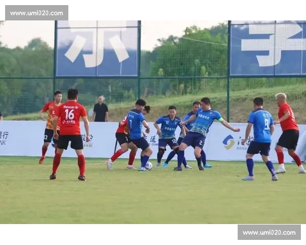 足球比赛激烈开球瞬间燃起全场激情 球员全力以赴为胜利而战